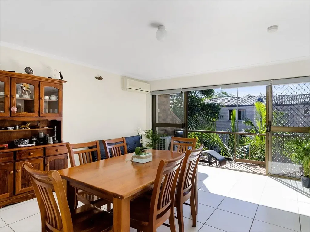 2 bedroom apartment near the Broadwater