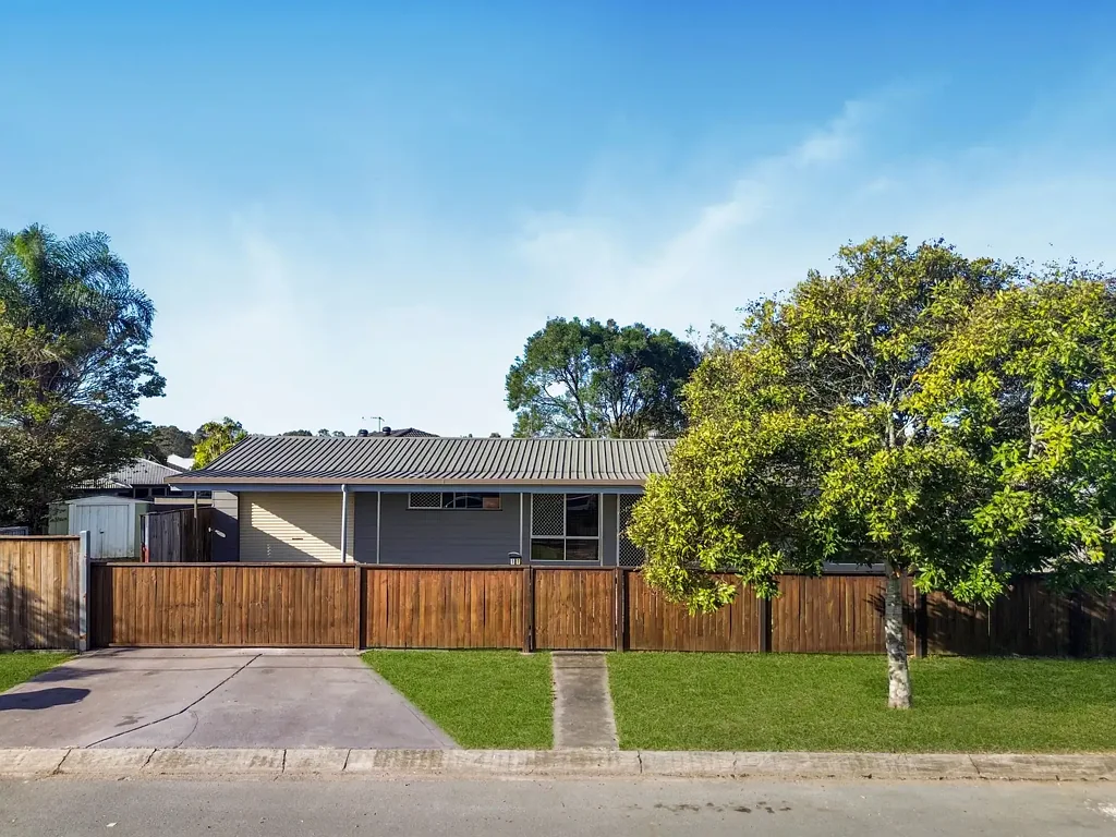 Loganholme 4 Slaapkamer A Timeless Family Haven with Boundless Potential and Ultra Convenient  Location !