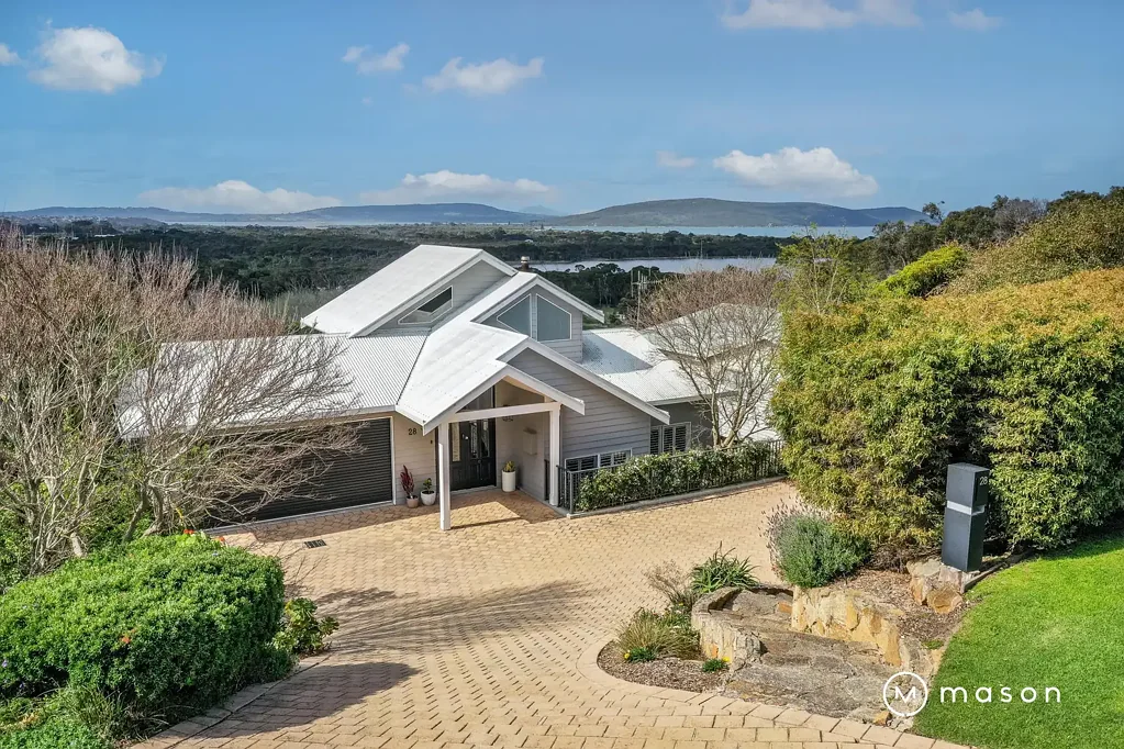 Mira Mar 5બેડરૂમ Statement Home on the Hill
