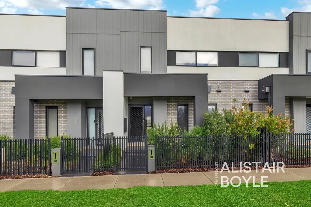 Clyde North 4房  The Brief: Spacious Family Living with 3 Bathrooms, 4 King Sized Bedrooms & a Huge Courtyard Retreat