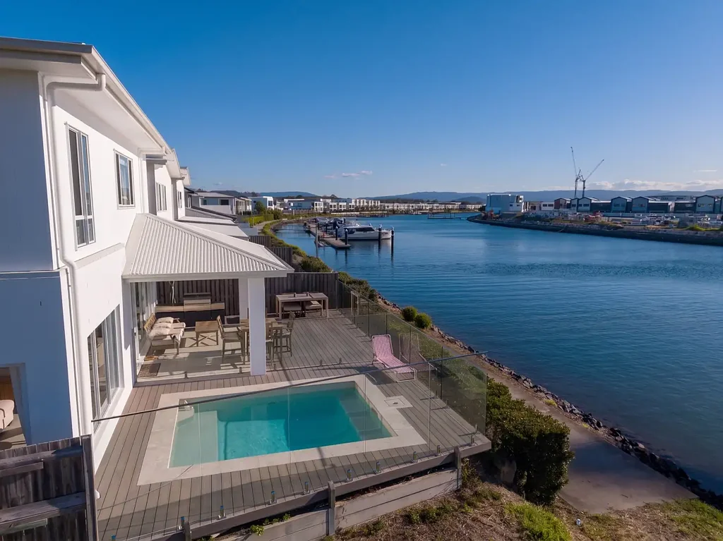 Hope Island 5 Slaapkamer Luxury 5-Bed Family Haven on Wide Waterways: Owner Demands Sale!