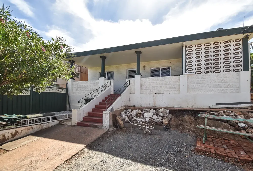 Broken Hill 3房 市中心美宅 学区优势显著 宽敞三卧 舒适宜居 壁挂空调 厨卫精致 多功能空间 优越视野 双停车位 灵活改造潜力 THREE BEDROOM FAMILY HOME WITH A VIEW