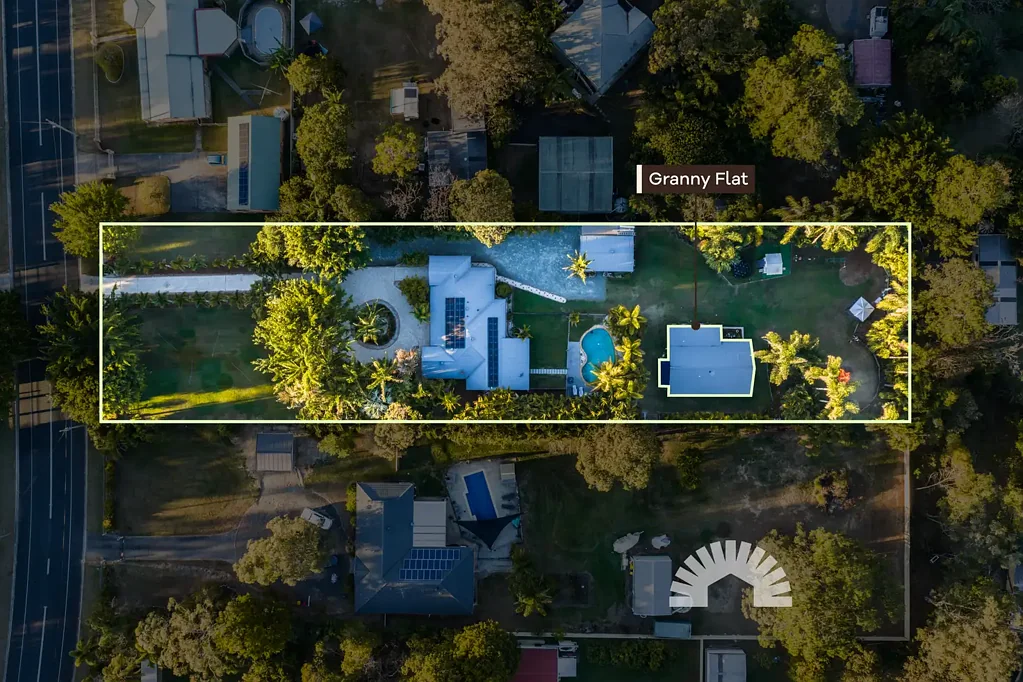 Morayfield 6ਬੈੱਡਰੂਮ Welcoming Acreage Living with Self-Contained Granny Flat and Pool