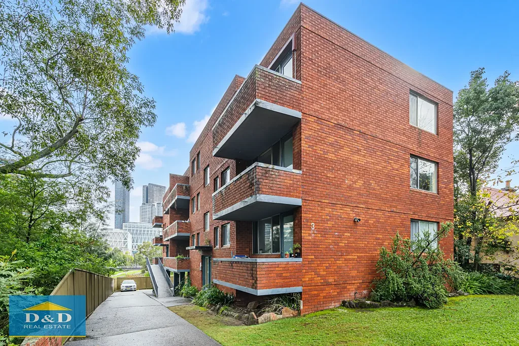 Cosy 2 Bedroom Unit. Private Waterfront Location. Overlooking Nature Reserve. Brand New Carpet. 5 Minute Walk To City Centre
