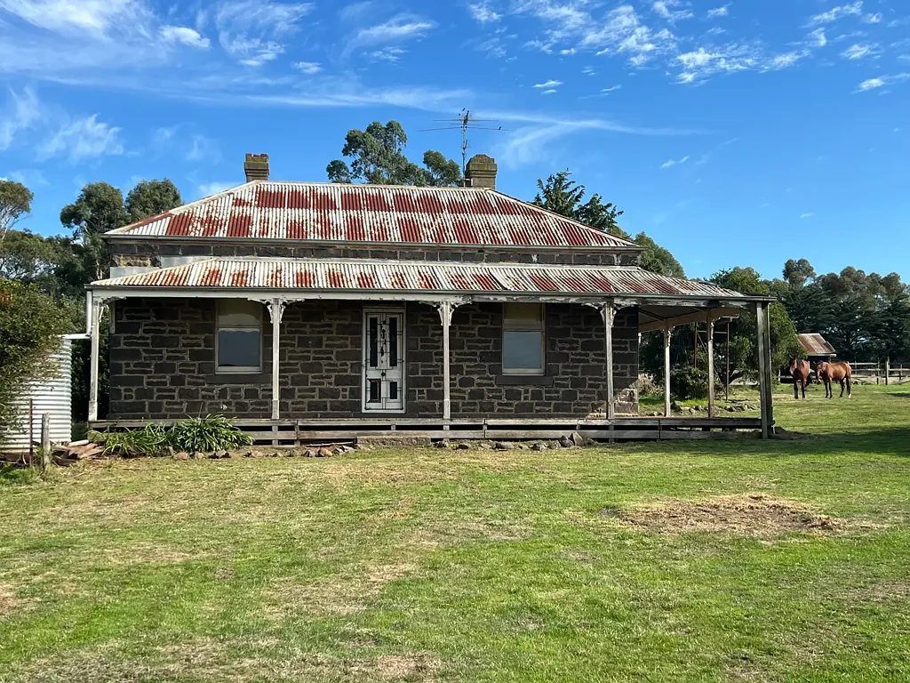 Romsey 3房  “Glencoe” – Circa 1860  Executor's realisation sale  43.9 ha (108 acres) On two separate titles of 41.9 ha (103.7 acres) and 2 ha (5 acres)