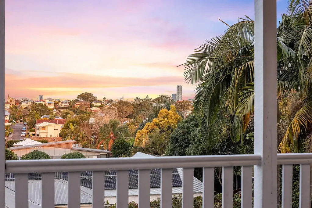 Paddington 4房 经典Queenslander特色 现代4卧3卫 低维护352m²地 步行可达Paddington生活 学区房 交通便利 Character Charm, Modern Living and Blue-Chip Paddington Lifestyle