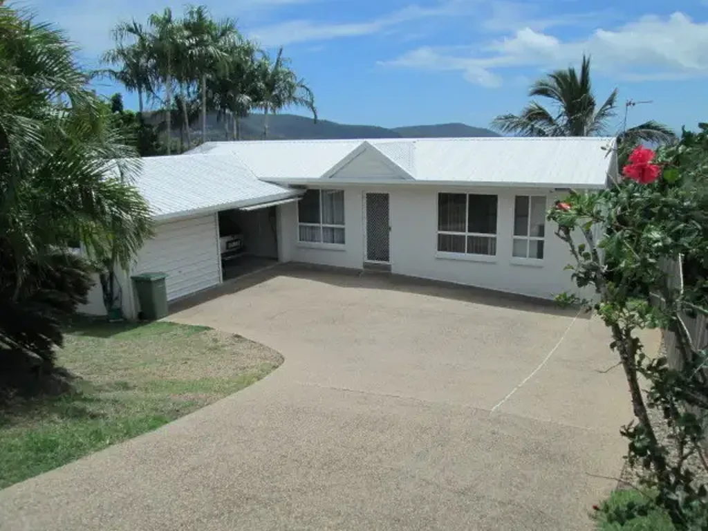 Hill Side Home with Sea Views and Pool