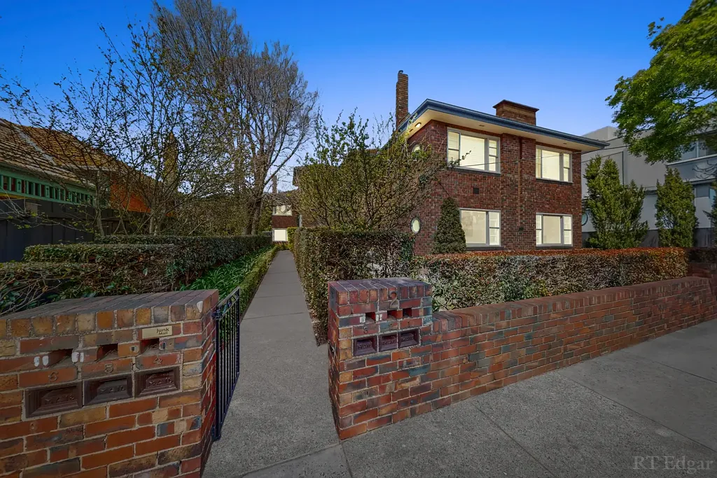 Prahran 2房 装饰艺术典范 石材台面厨房 Bosch电器 高天花板 抛光木地板 步行商圈 学区优越 Timeless Art Deco Elegance in the Heart of Prahran
