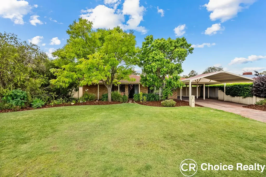 Leeming 4房  Beautiful Family Home, Large Block, Backing On To The Reserve.