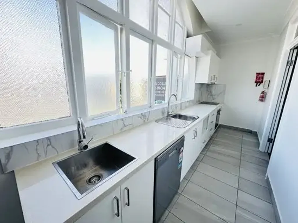 Spacious 3 Bedroom Apartment living