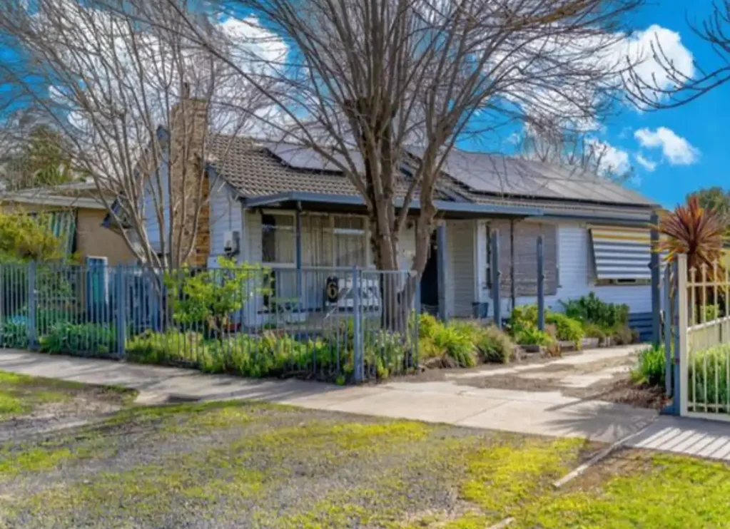 Golden Square 4房  Charming Residence with shed on a Spacious 843 m² Block in Golden Square prime location