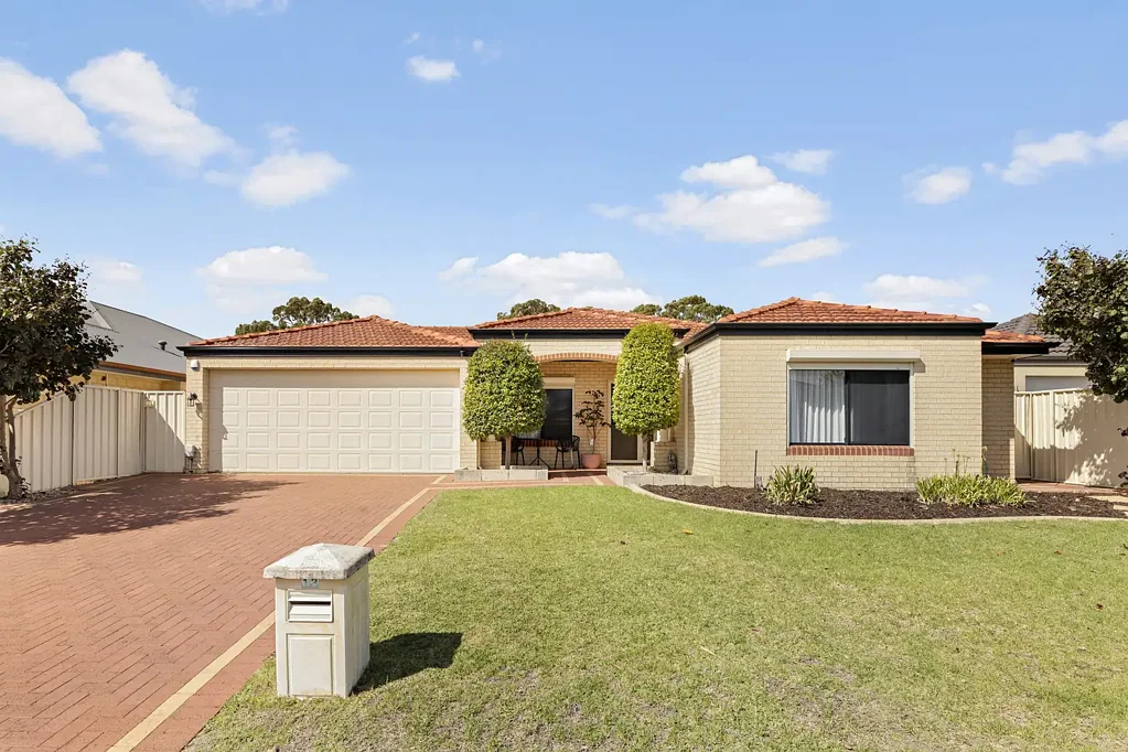 Comfortable & Stylish Living in Prime Lakelands Location
