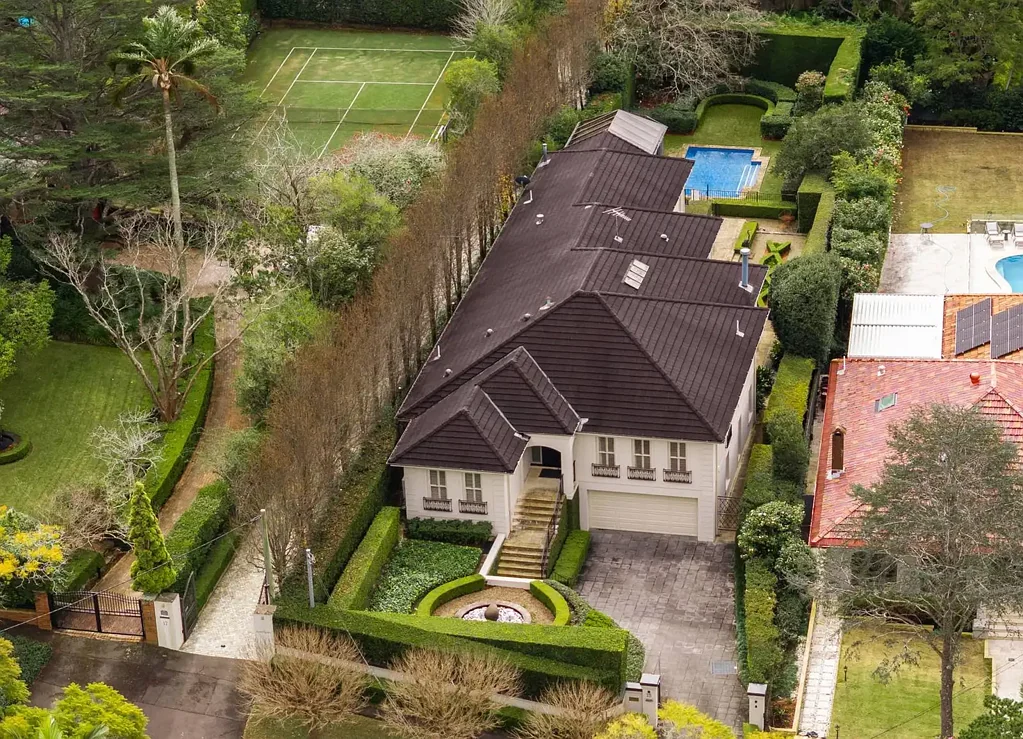 Pymble 4房 建筑师定制设计 1142平米花园 北向朝向优越 Pymble东核心地段 全砖结构欧洲风格 高天花板定制元素 岛式厨房Miele电器 主卧套房步入式衣帽间 车道双车库直接入户 Timeless Family Home of Distinction in One of Pymble's Finest East Side Settings