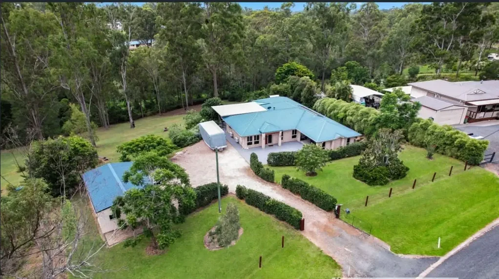 Cedar Vale 4房  AN AMAZING PRIVATE HOME ON ACREAGE