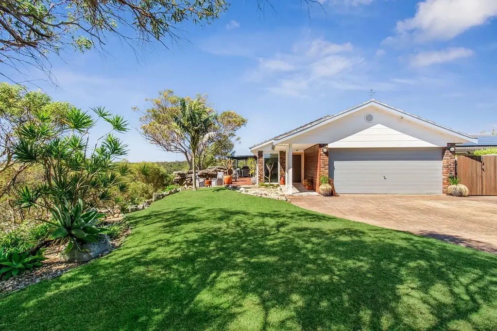 Frenchs Forest 4房 迷人的山谷景色和令人印象深刻的家庭生活，占地700平方米 Stunning Valley Views and Impressive Family Living on 700 sqm