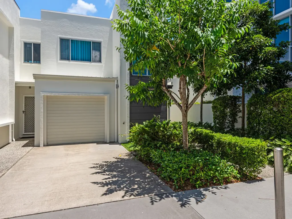 Modern & Spacious Townhouse for Lease in Secure Complex � Mo