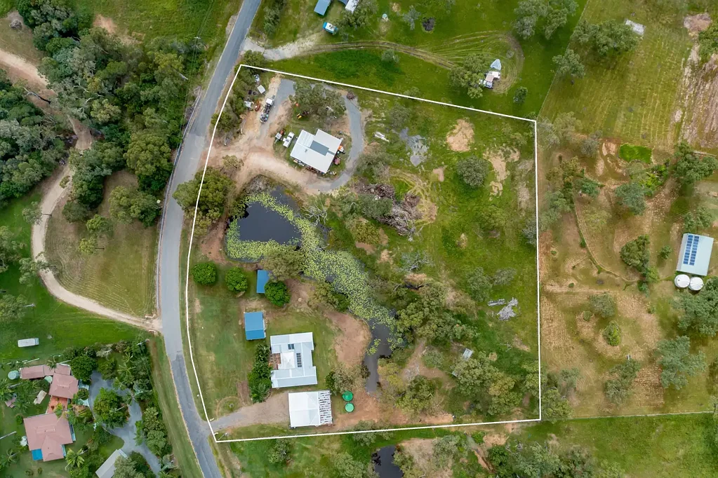 Midge Point 5房  Log Cabin Style Home on a Flat 1.34HA