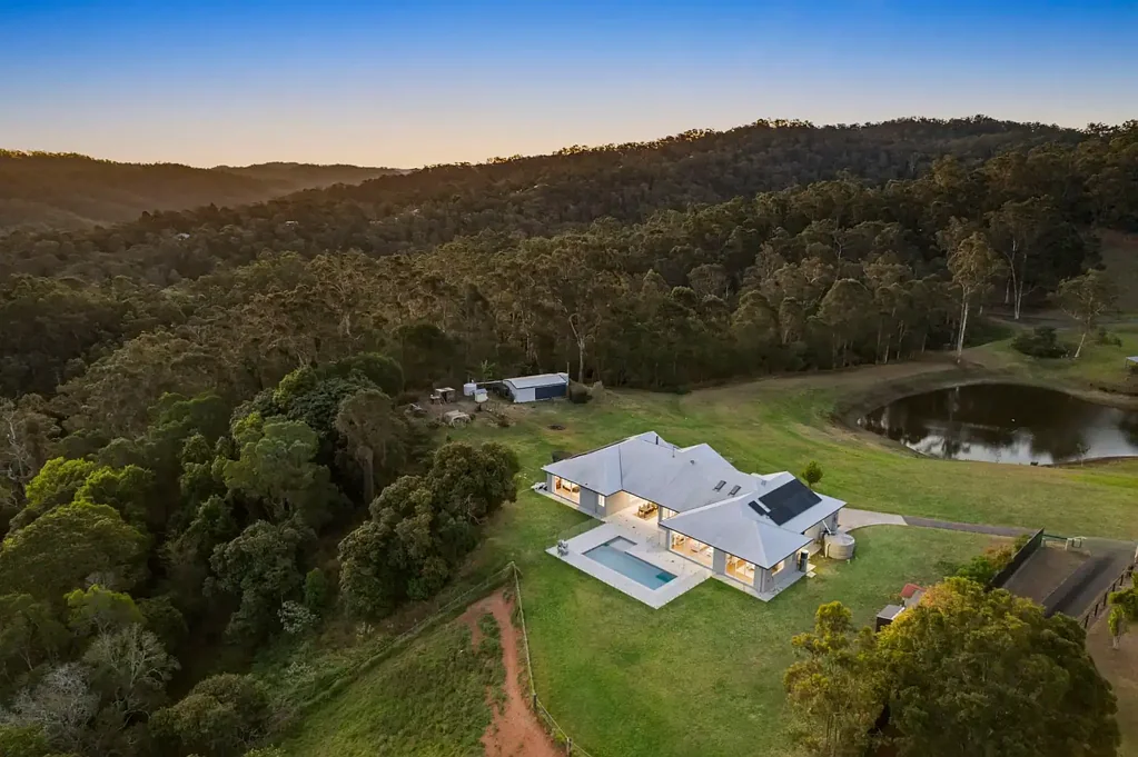 Brookfield 5Zimmer Superb lifestyle acreage with serene mountain views