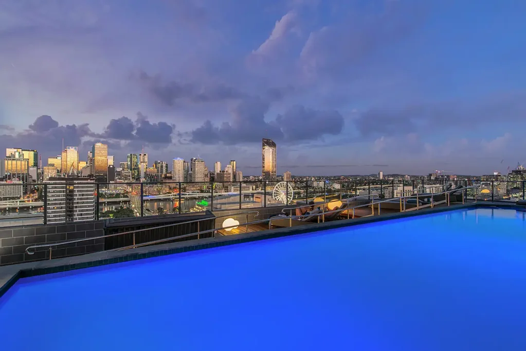 South Brisbane 2침실 Corner Apartment with Rare Oversized Balcony Top Offer Closing Monday 30 June at 4pm