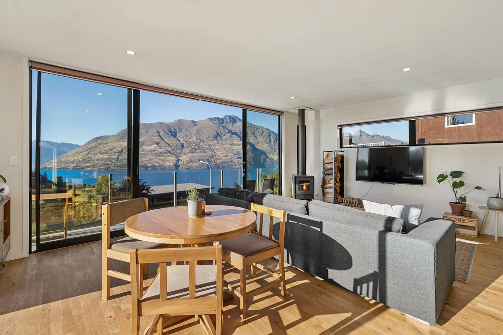 Fernhill/Sunshine Bay 3ห้องนอน Dual-Income Alpine Retreat with Stunning Views