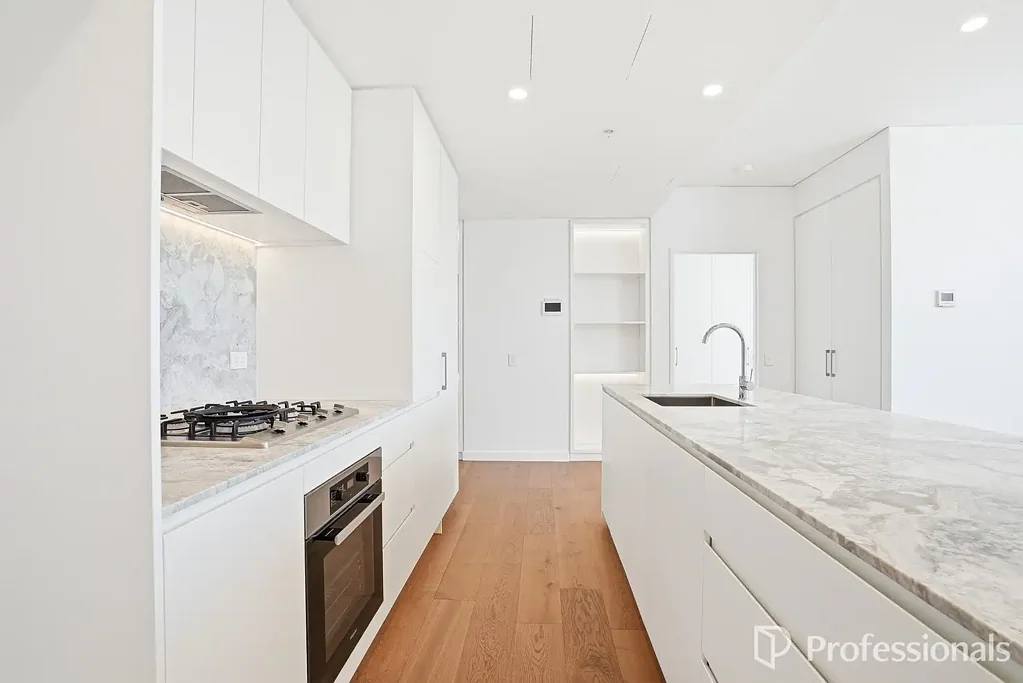 Welcome to BABYLON - 3rd Level Apartment with Private Rooftop