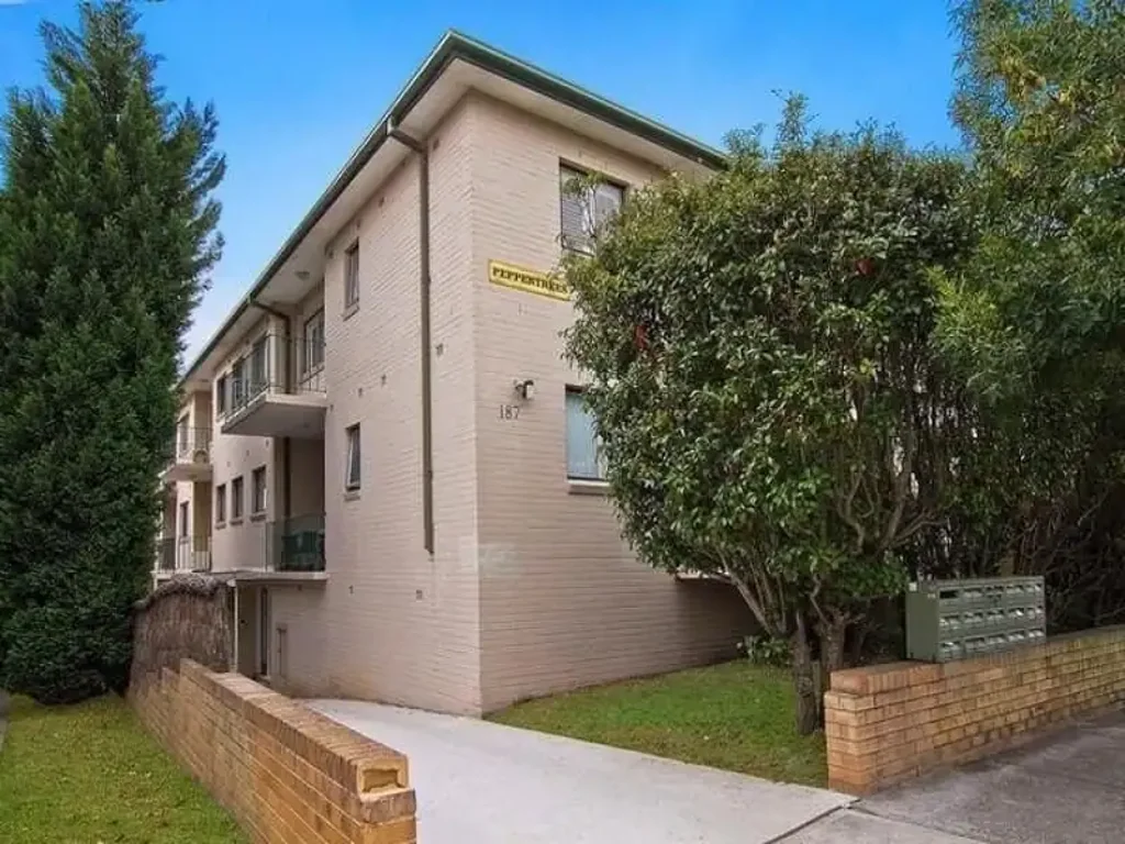 Quiet Residence in Prime Location of Crows Nest !!