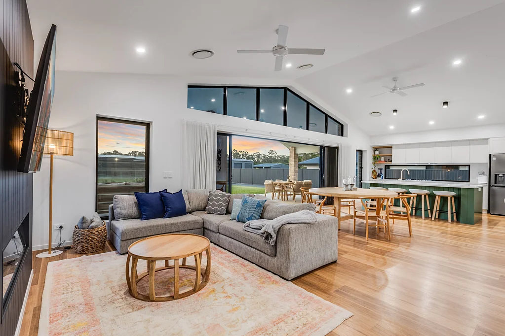 Burpengary East 4房 宽绰空间尊贵居所 40 Haven Court 自然光洒满室内 高端设施配备 Near New Immaculate Presentation on 3,208m2 - Large Shed With Car Hoist & Pool