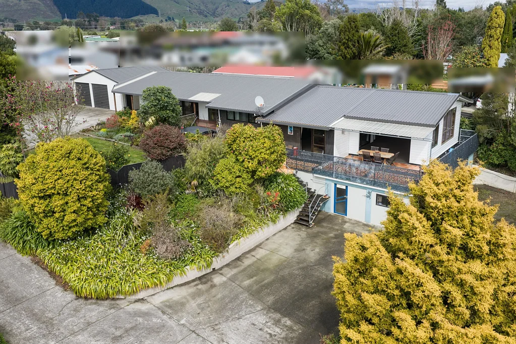 Shannon 4Kwarto Super-sized home with four car garaging!