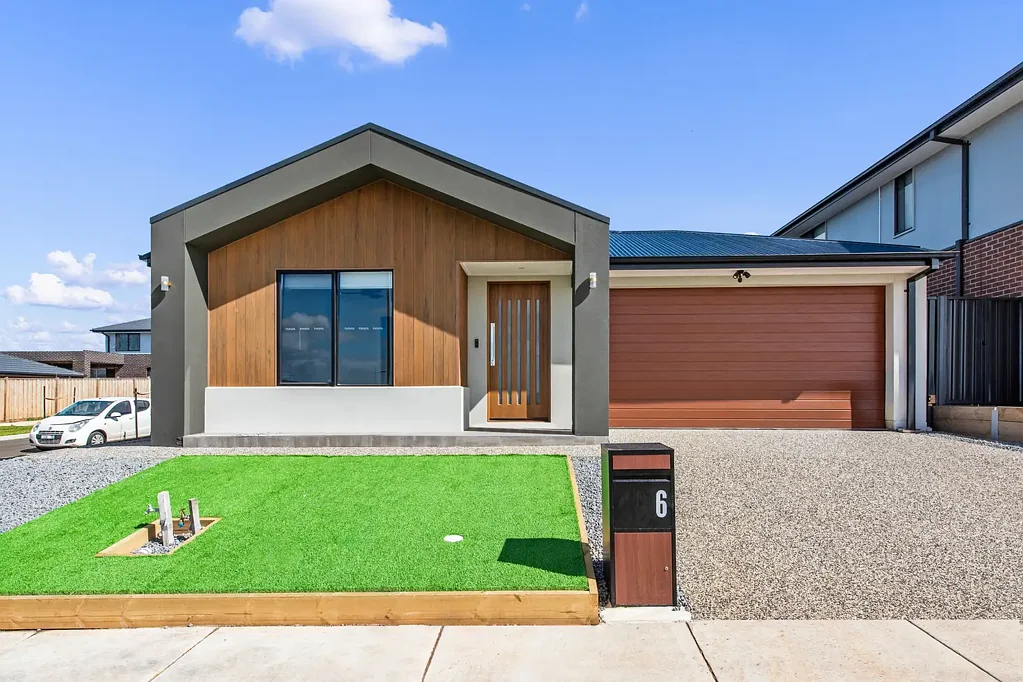 Mambourin 4房 定制度假风格生活 4卧2浴双车库 厨师梦想厨房 露台户外厨房 主卧套间 优越位置近学校购物 中心社区活力周末享受 Luxurious & Highly Upgraded Home for Sale in Mambourin !!
settlement expected June 2026, please contact if looking for long settlement.