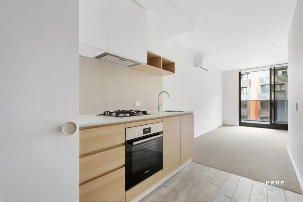 LIFESTYLE LIVING IN CAULFIELD VILLAGE!