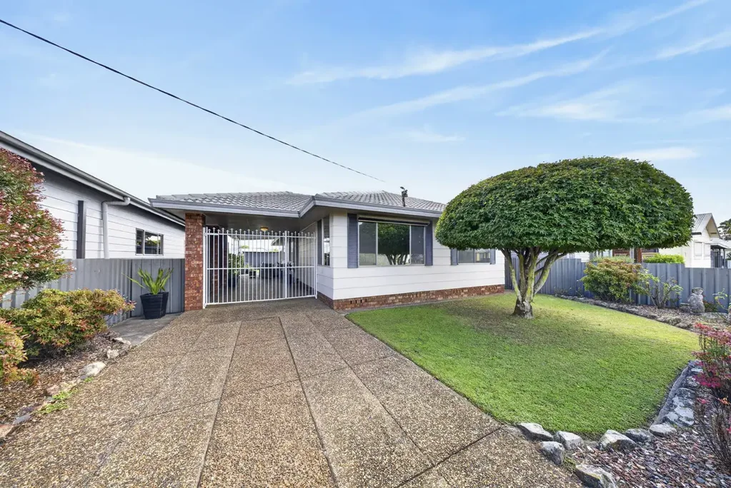 Cessnock 3Zimmer A GRADE CONDITION INSIDE AND OUT!
