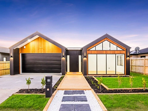 Clarks Beach 4房  Luxury Coastal Living – Brand-New Designer Home