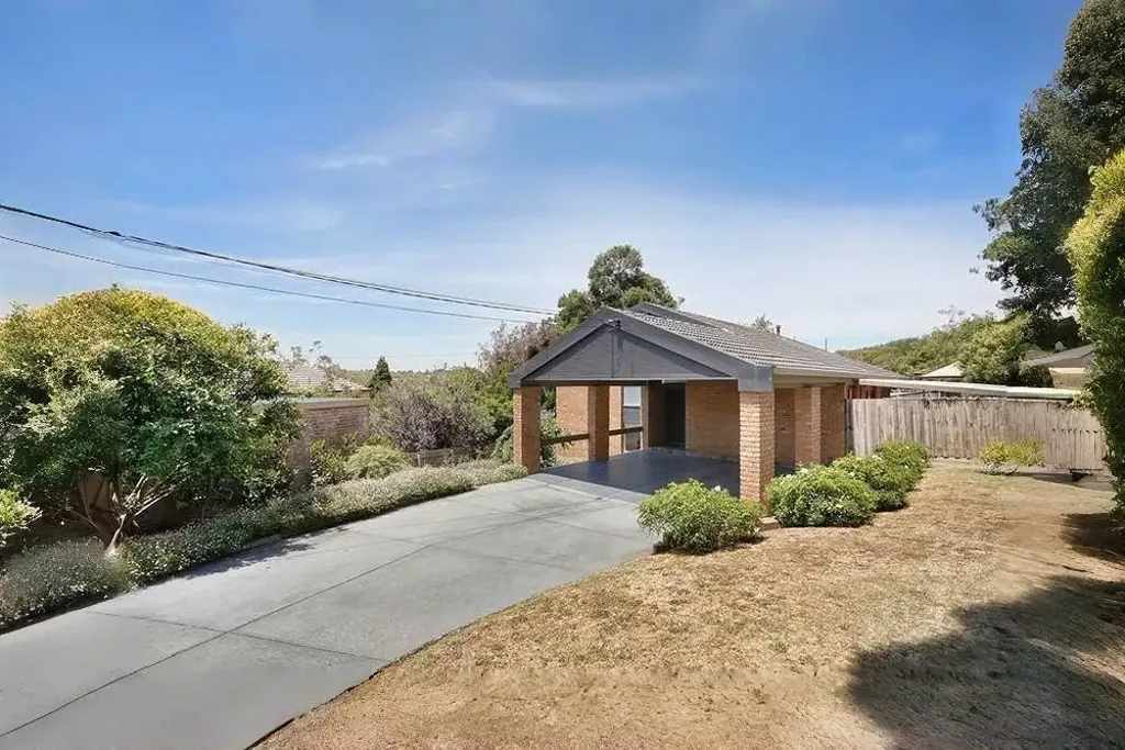 Spacious Family Home in a Quiet Court Location