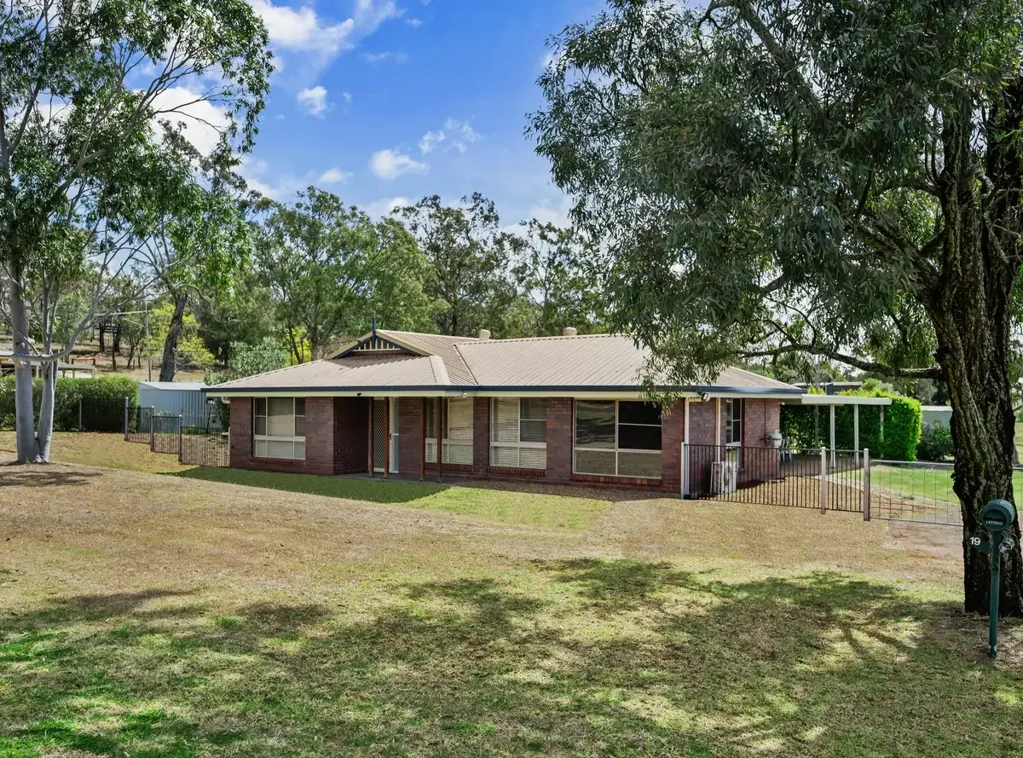 Meringandan West 4房  Excellent Family Home on a Large Block.