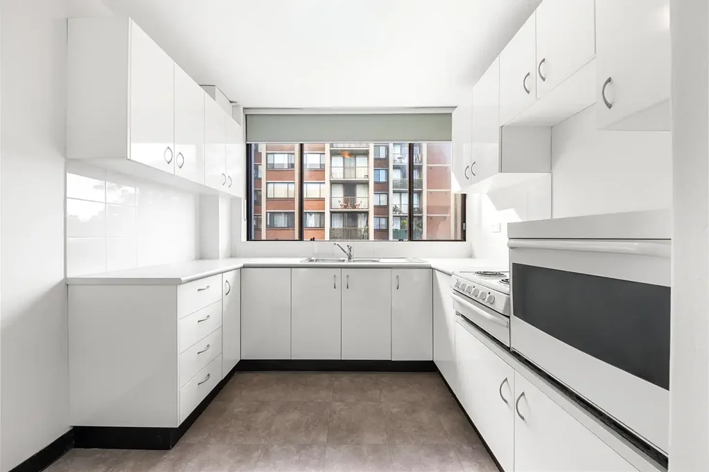 Bright & Sunny Refurbished 2 Bedroom Apartment