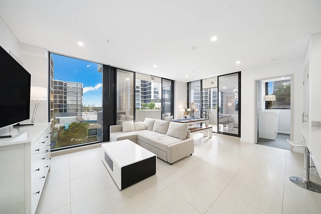 Luxurious Fully Furnished Three Bedrooms Residence