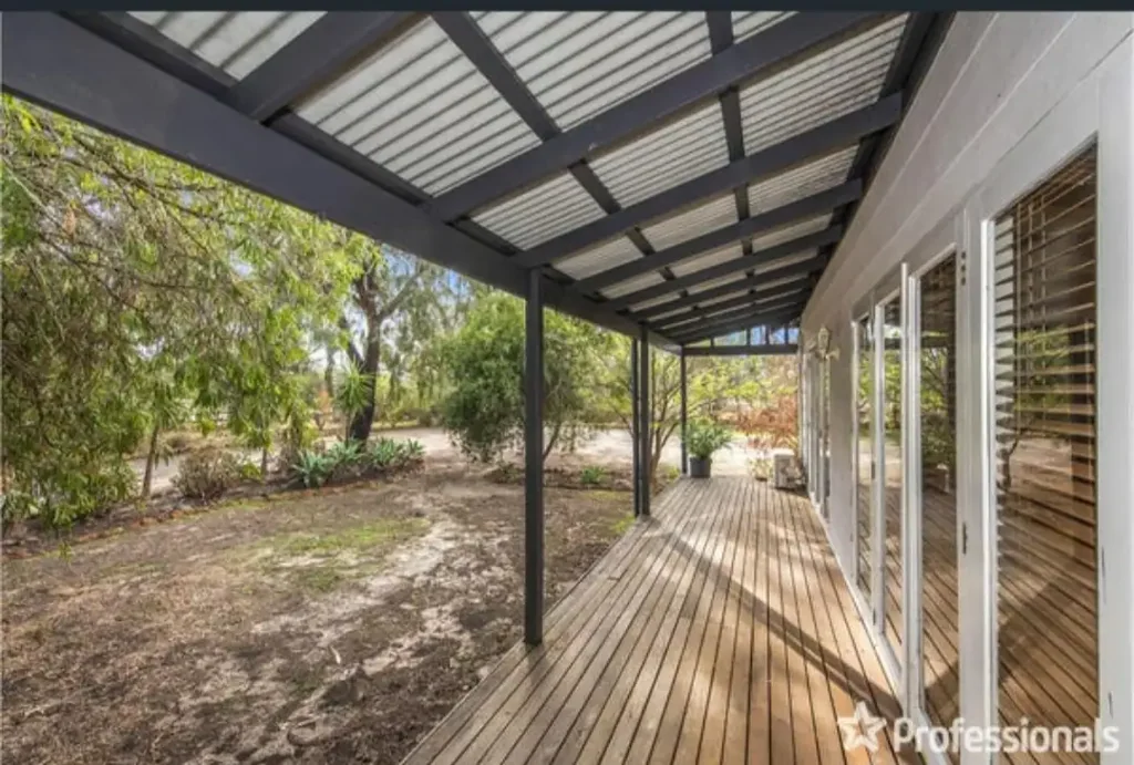 Big house , Big land, Few Sheds, Walking distance to town