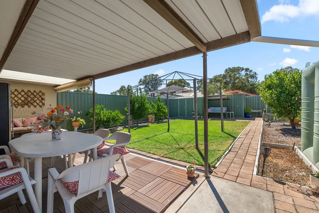 Paradise 4 Slaapkamer Cleverly Extended & Ready for Lovable Low Maintenance Living.