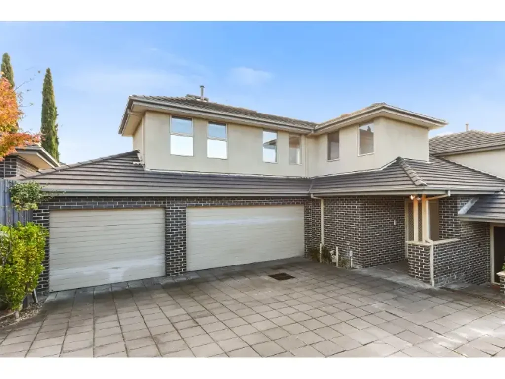 THREE BEDROOM TOWNHOUSE IN EXCELLENT LOCATION