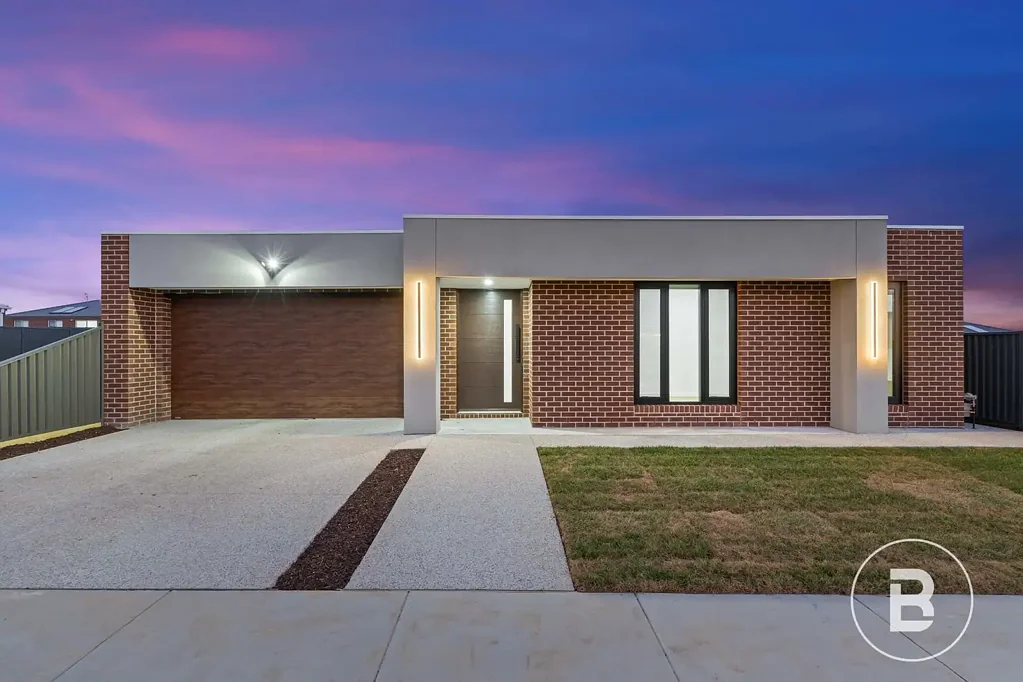 Lucas 4침실 Spacious Family Living with Striking Street Appeal