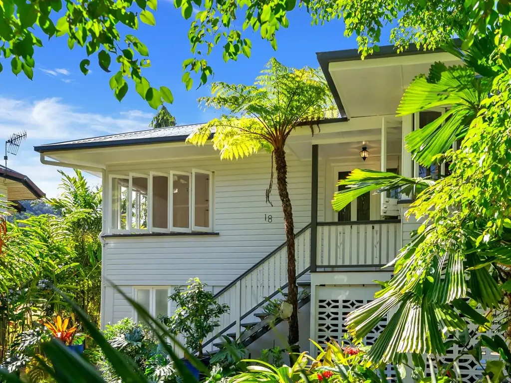 Aeroglen 4房  Charming Queenslander on 809m² – Privacy, Space & Lifestyle