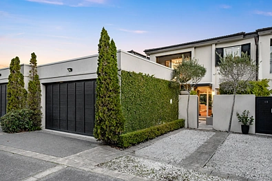 Parnell 3房  Private garden. Concrete construction.