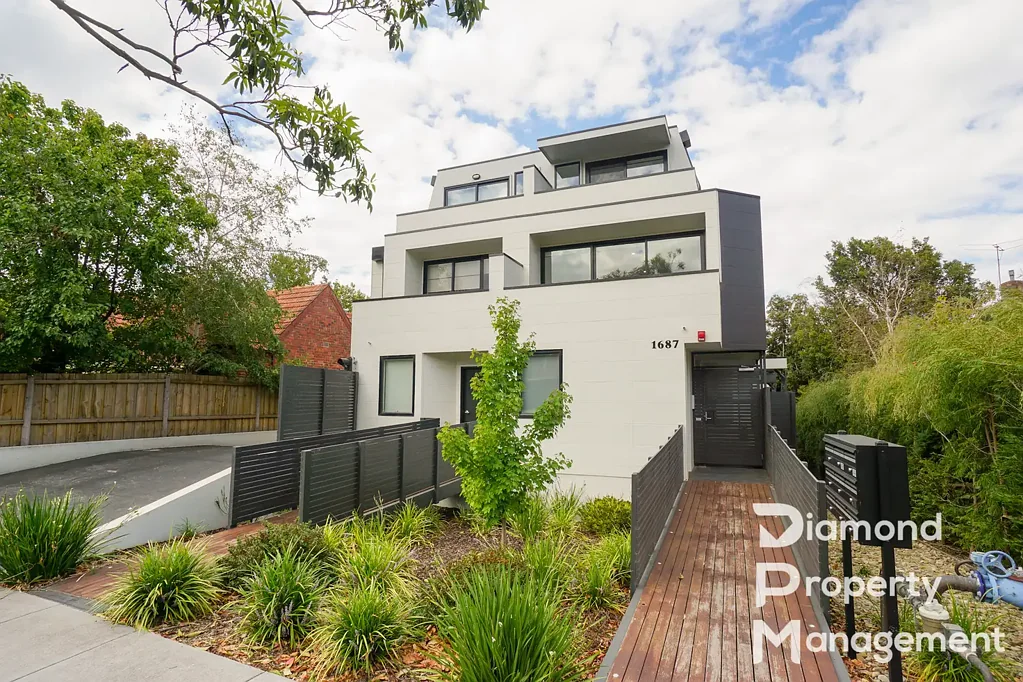 Modern Living Townhome At Prime Location