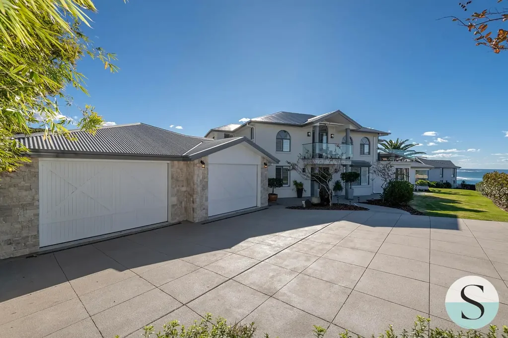 Caves Beach 6房  When You Want the Lot, Prize Location, North Aspect, Ocean Views, Classic Cars Garaging - Completely Renovated Inside & Out!