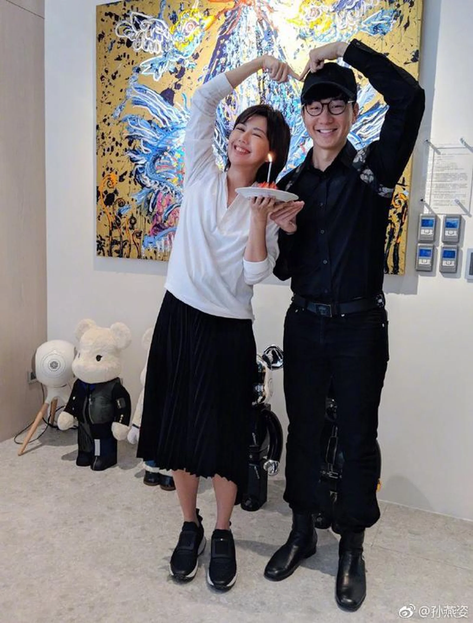 孙燕姿捧蛋糕为林俊杰庆生 二人对镜比心笑容甜