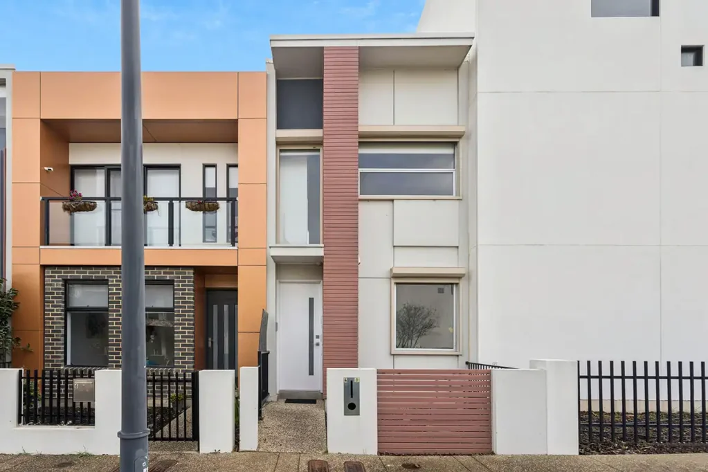 Lightsview 2Zimmer Location, Lifestyle & Low Maintenance, The Complete Package!