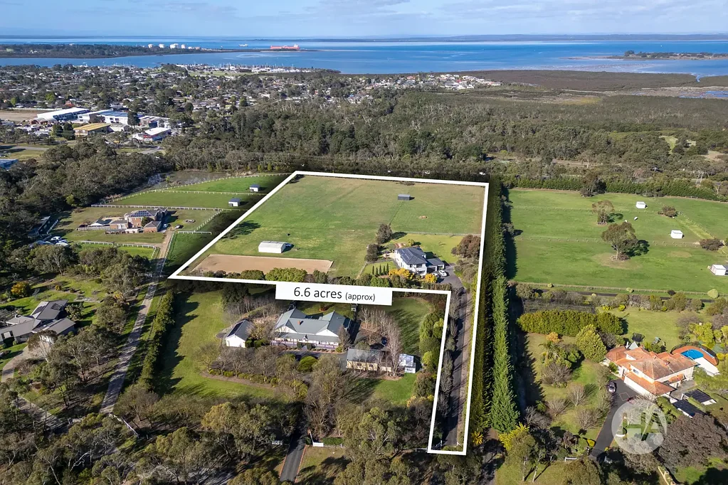 Bittern 5房 奢华半乡村生活 6.6英亩私享 海岸乡村融合 高天花板宽敞空间 新厨房石台面 马术场地配套 主卧带独立浴缸 多功能家庭空间 Prestigious Equestrian Estate With Modern Luxury