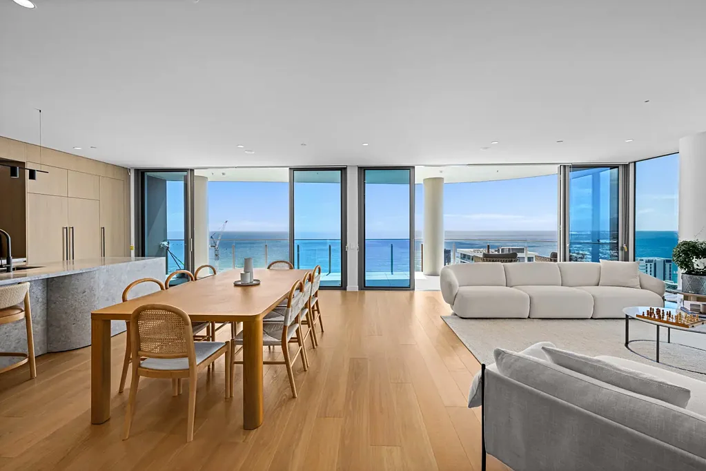 Broadbeach 3침실 Sub Penthouse Luxury with Preserved Coastal Outlook