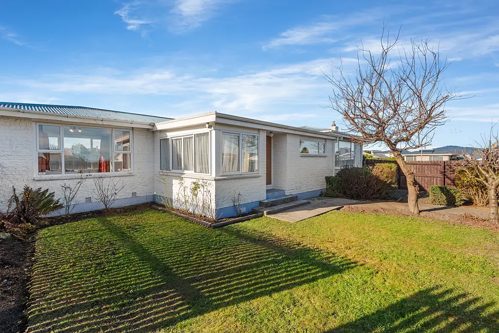 Hornby 4 Bedroom Quiet, Sunny and So Much Land!
