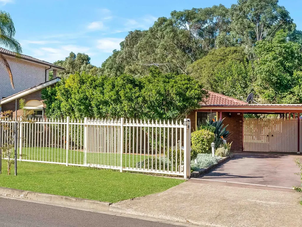Bonnyrigg Heights 3房 宽敞土地726平米 巨大后院 多功能空间 增值潜力大 步行公交站 家庭娱乐佳地 Prime family home on a large block of land...